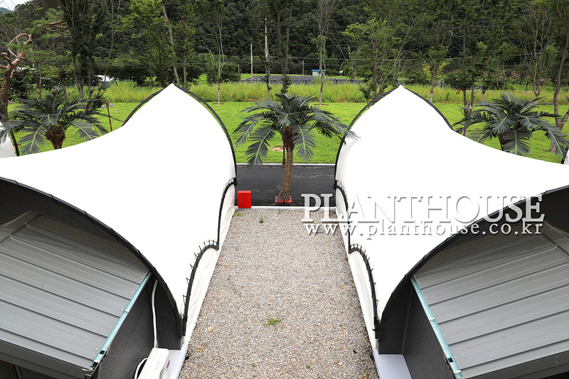 이국적인 분위기를 연출하는 고급형 인조야자수