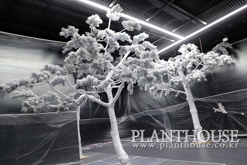 박물관에 설치한 인조소나무