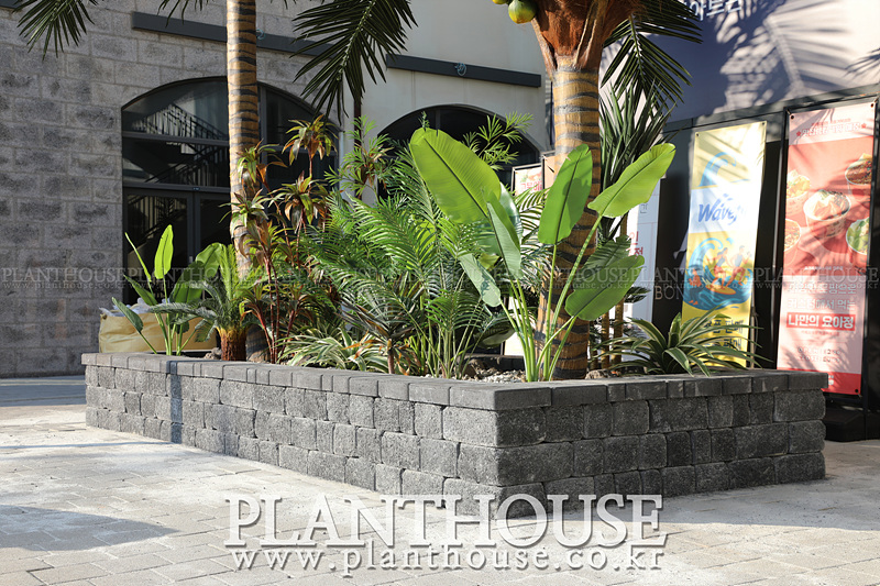 석재 화단에 연출한 인조식물